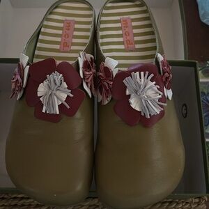 Vintage with Tag Never worn. Fabulous Olive Drab slip ons with floral leather